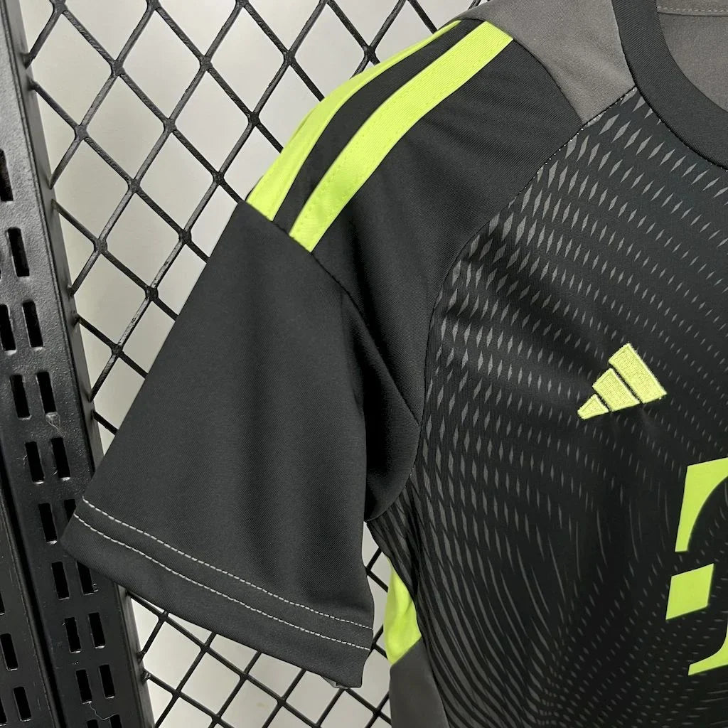 Bayern Munchen 2025/2026 Goalkeeper Kit Kids Size